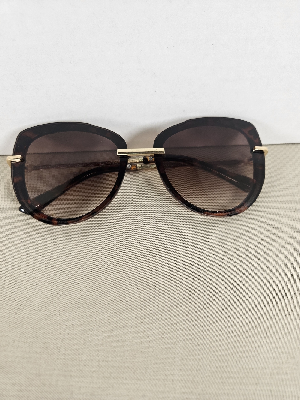 Y2K Juicy Couture Tortoiseshell Cat-Eye Sunglasses with Gold Accents - Picture 9 of 9